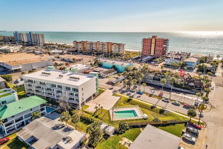 Vacation rental for 8 people, with pool and balcony/terrace, with pets in Madeira Beach