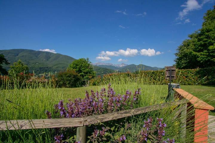 Location de vacances pour 3 personnes, avec piscine ainsi que vue et jardin à Pieve Fosciana - 2
