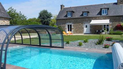 Gîte pour 6 personnes, avec jardin ainsi que piscine et terrasse à Saint-Donan