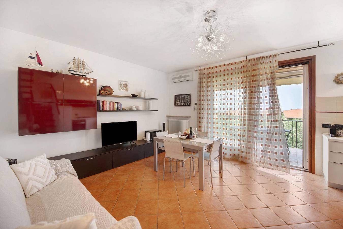 Geheel appartement, Appartement 'Bardolino Home and Pool' met uitzicht op het meer, Wi-Fi en airconditioning in Bardolino, Garda Bergen