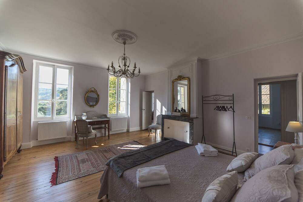 Beautifully restored luxury 18th century French family castle, private parkland in Saint-Philippe-du-Seignal, Région de Libourne