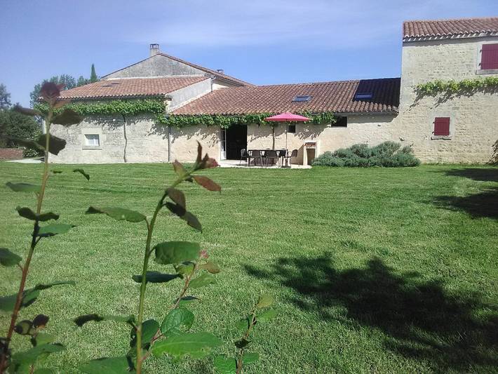 Gîte pour 6 personnes, avec Terrasse ainsi que Jardin et Piscine à Chaix