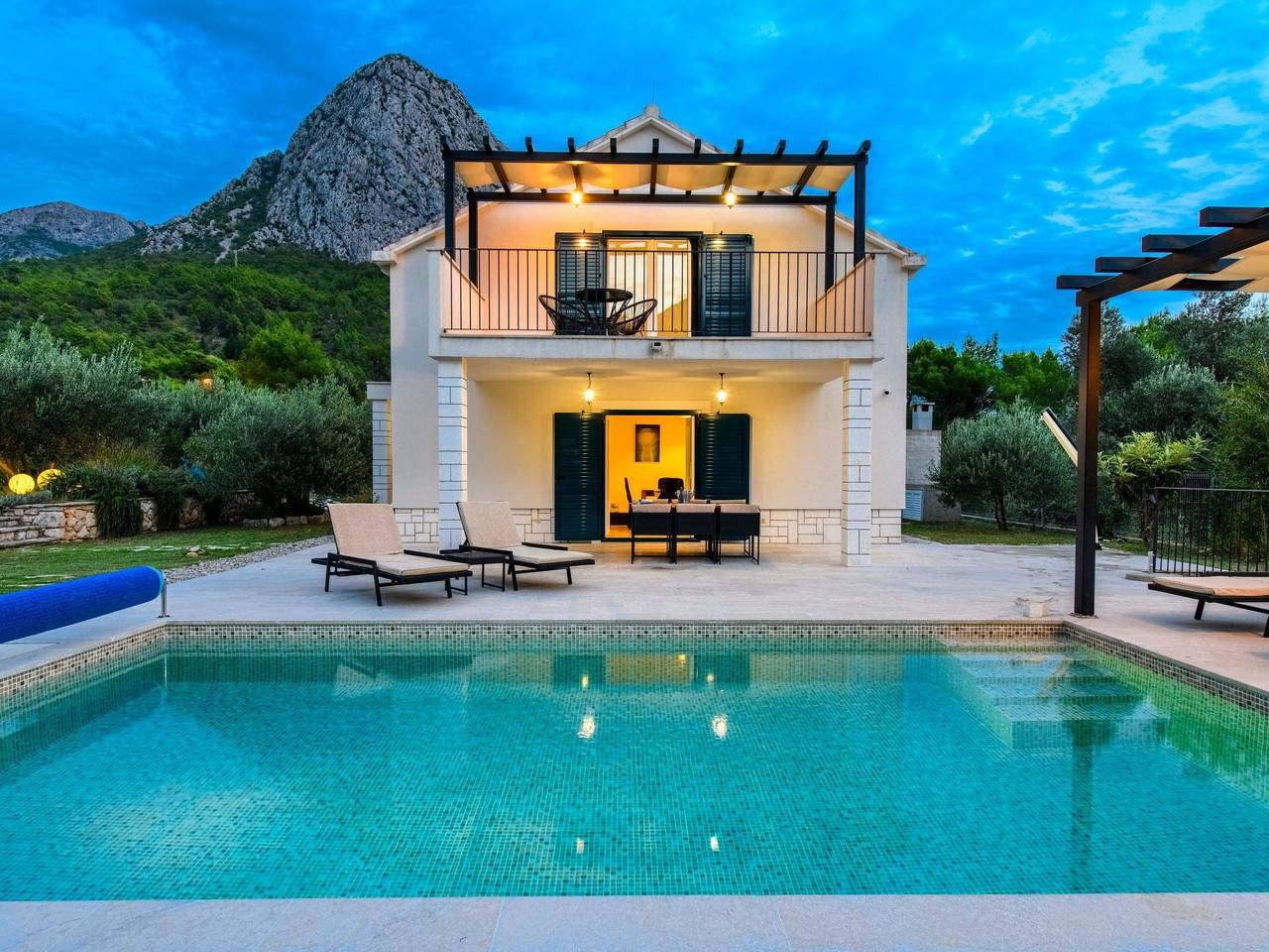 Alleinstehendes Ferienhaus mit Pool und drei Sch in Zaostrog, Makarska Riviera