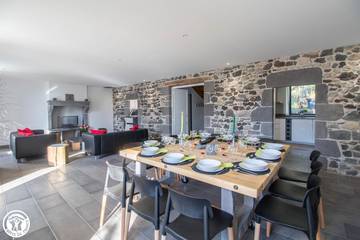 Gîte pour 12 Personnes dans Charbonnières-les-Varennes, Parc naturel régional des Volcans d'Auvergne, Photo 2