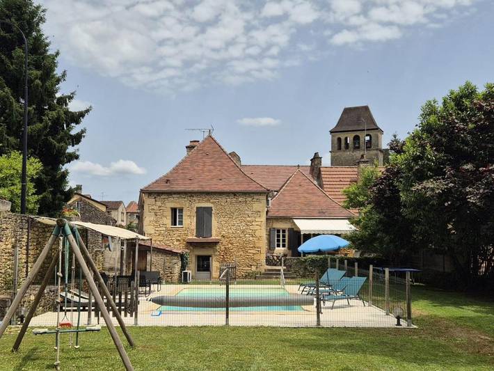 Location de vacances pour 10 personnes, avec jardin ainsi que vue et piscine, adapté aux familles à Prats-du-Périgord - 4