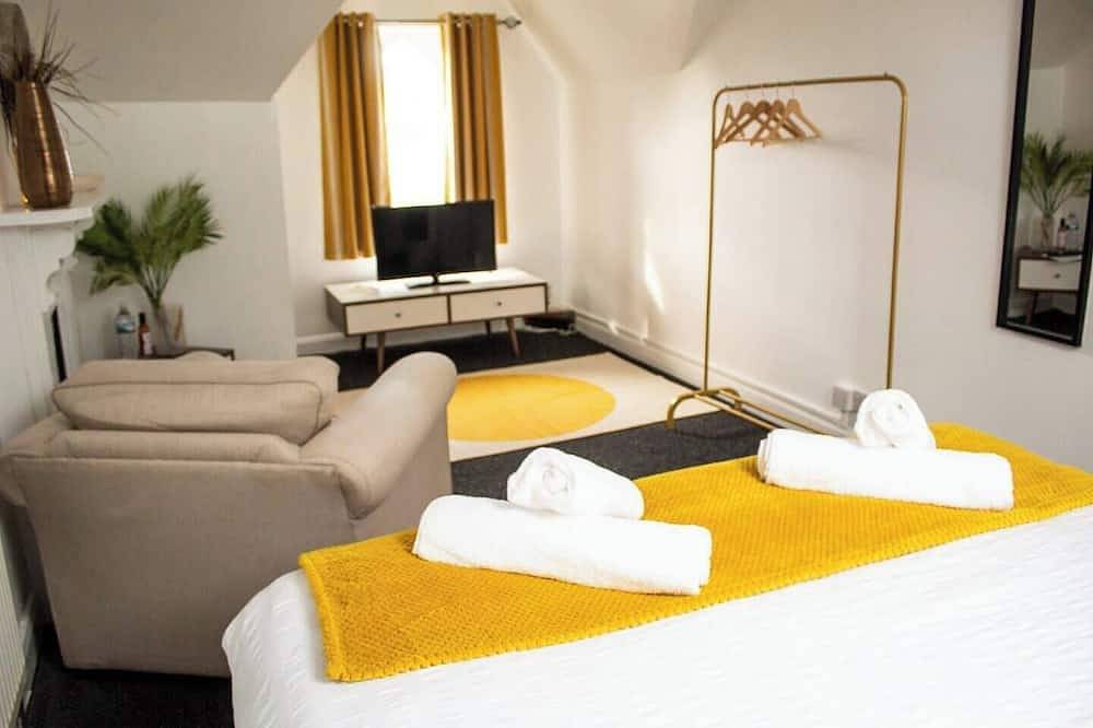 Entire apartment, Stay in this lovely home, perfect for large families & groups for a comfortable and convenient visit by Shm Stays Group. The space is bright, welcoming, and ideal for both short and longer stays. Close to local shops, transport links, and amenities. in Birmingham, Birmingham Area