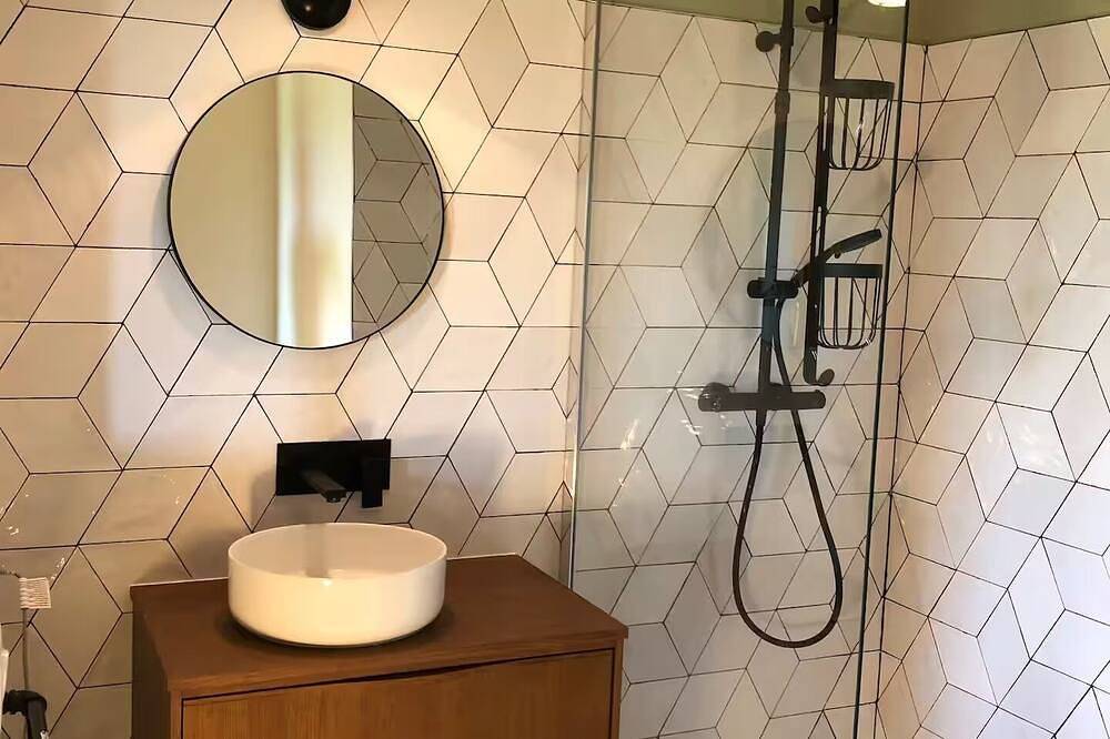 Le mas de Clement Located 5 minutes from the Avignon Nord freeway exit in Sorgues, Vaucluse