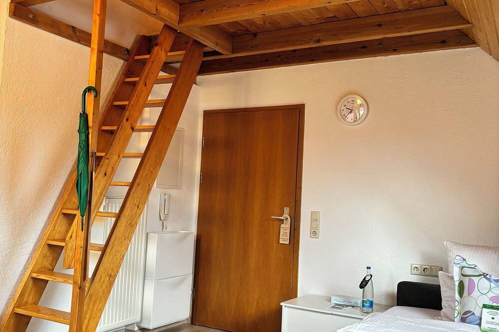 Ganze Wohnung, Fabulous studio apartment, Walk to Lakes, Transit & Authentic German Restaurant in Böblingen, Landkreis Böblingen
