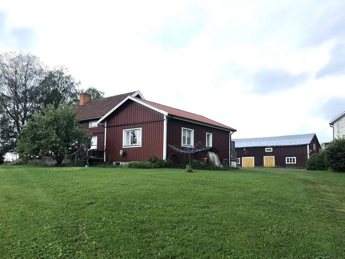 Rotes Bauernhaus in der Nähe von Forsheda in Jämtland