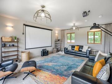 Vacation Rental for 12 Guests in Bulmer, Essex, Picture 4