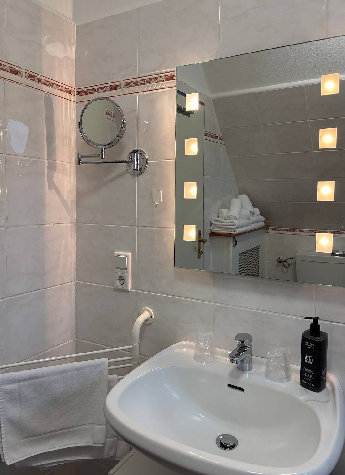 Ganze Wohnung, Ferienwohnung im 'Haus Anni' mit Balkon und Wlan in Bad Zwischenahn, Ammerland