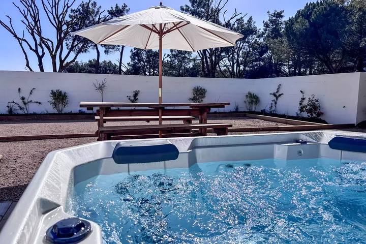 Location de vacances pour 8 personnes, avec terrasse et jardin ainsi que piscine et sauna, animaux acceptés à Brem-sur-Mer - 2