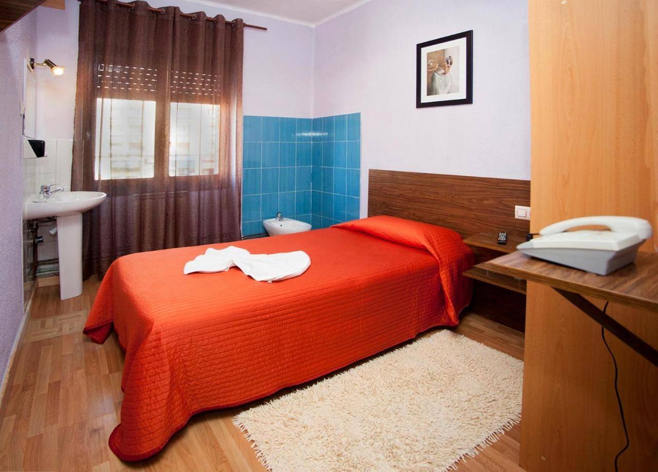 Twin Room with Shared Bathroom in Oviedo, Cordillera Cantábrica