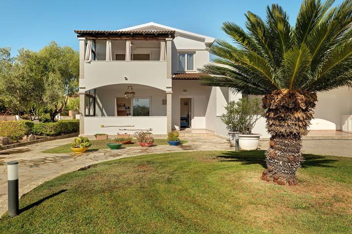 Entire apartment, Apartment 'Annina' with Private Terrace, Wi-Fi and Air Conditioning in Pittulongu, Olbia