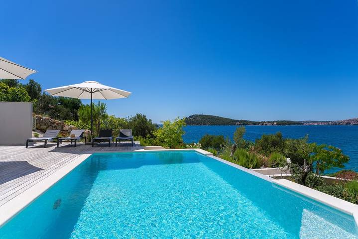 Perfekt gestaltete Villa an der Küste der Bucht Ražanj, ein Dorf in der Nähe von Primošten und Rogoznica in Razanj, Šibenik-Knin