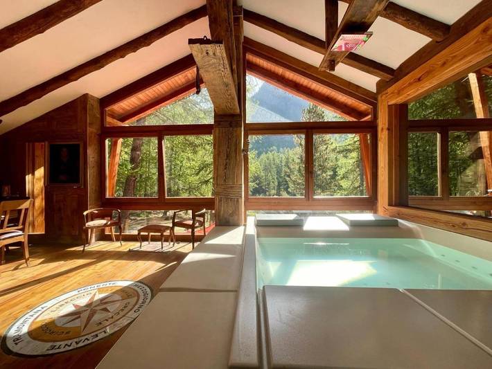 Chalet pour 3 personnes, avec Jacuzzi et Terrasse ainsi que Sauna et Vue