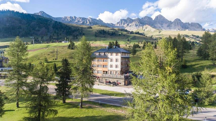 Appartamento per 3 persone, con giardino e vista lago nonché panorama e sauna a Moena