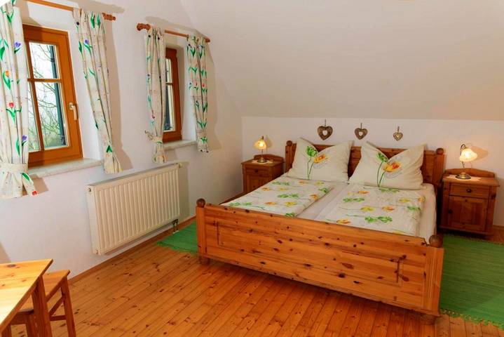 Ferienwohnung für 4 Personen, mit Balkon und Terrasse sowie Garten und Ausblick in Riegersburg