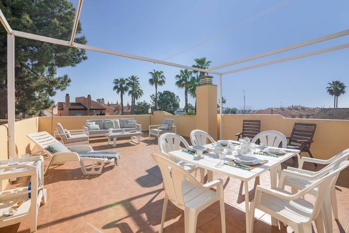Penthouse em Islantilla com piscina partilhada, Wi-Fi e ar condicionado in Islantilla, Lepe