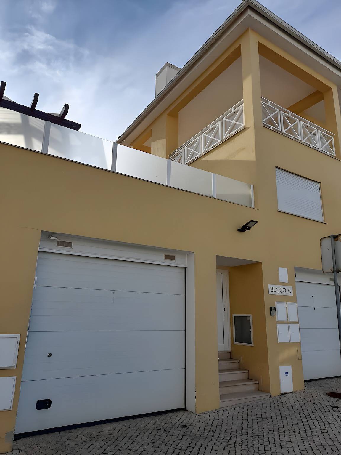 Entire apartment, Garden Hill R – Spacious Patio, Pool, Parking, Old Town in Albufeira, Faro District