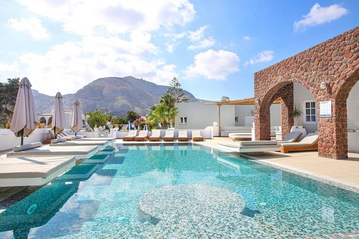 Chambre d’hôte pour 2 personnes, avec Balcon et Terrasse ainsi que Jardin et Piscine à Santorin