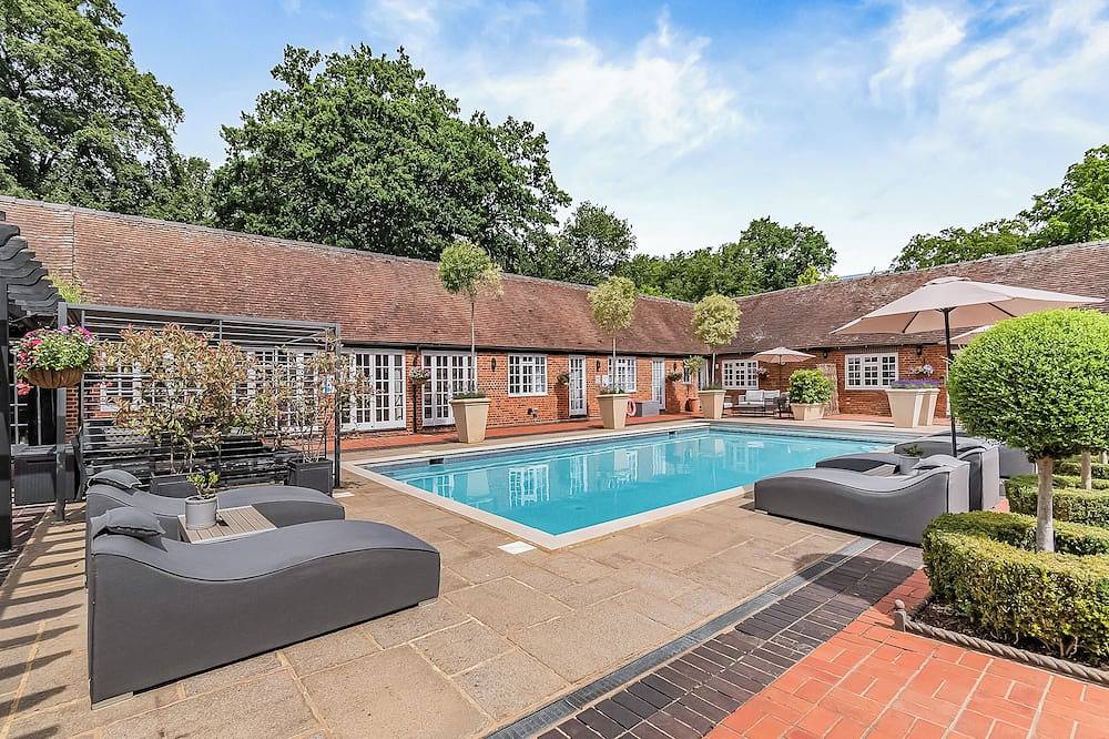 Weston Cottage in Woking, Surrey