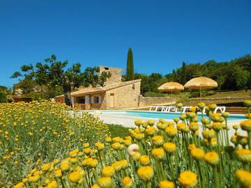 Gîte pour 4 personnes, avec piscine ainsi que terrasse et jardin, animaux acceptés dans le Vaucluse