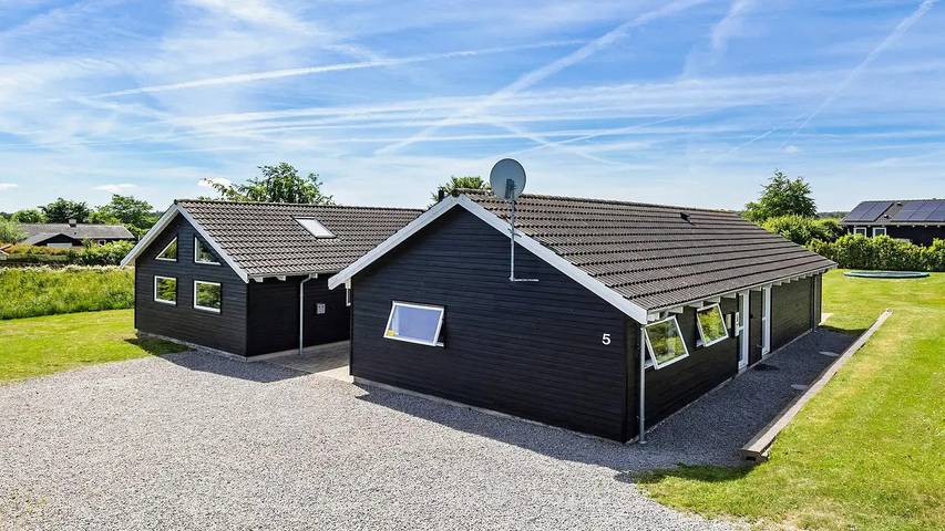 Ferieudlejning for 17 personer, med pool og jacuzzi såvel som sauna og terrasse i Tisvilde