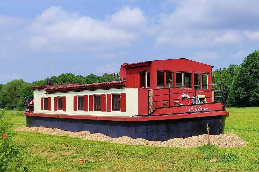 Filmschiff Erbse - \"Das außergewöhnliche Hausboot auf der Wiese\" in Wiesentheid, Fränkisches Weinland