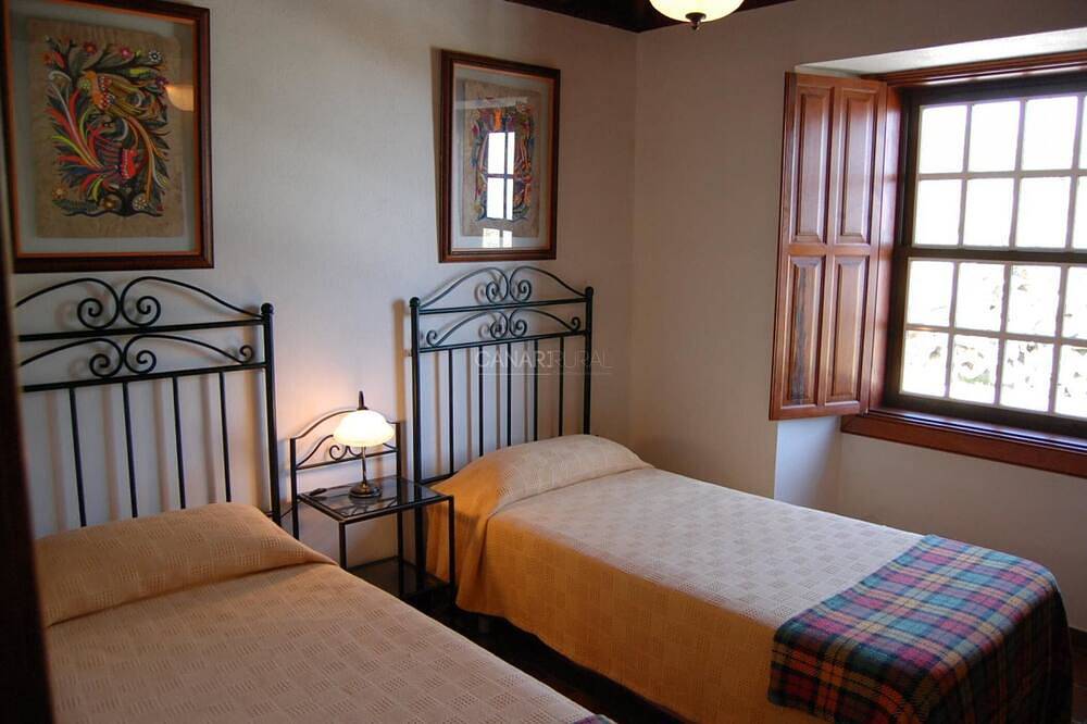 Entire apartment, Charming Rural House Lina Medina with Private Pool and Stunning Sea Vi in La Polvacera, Breña Baja