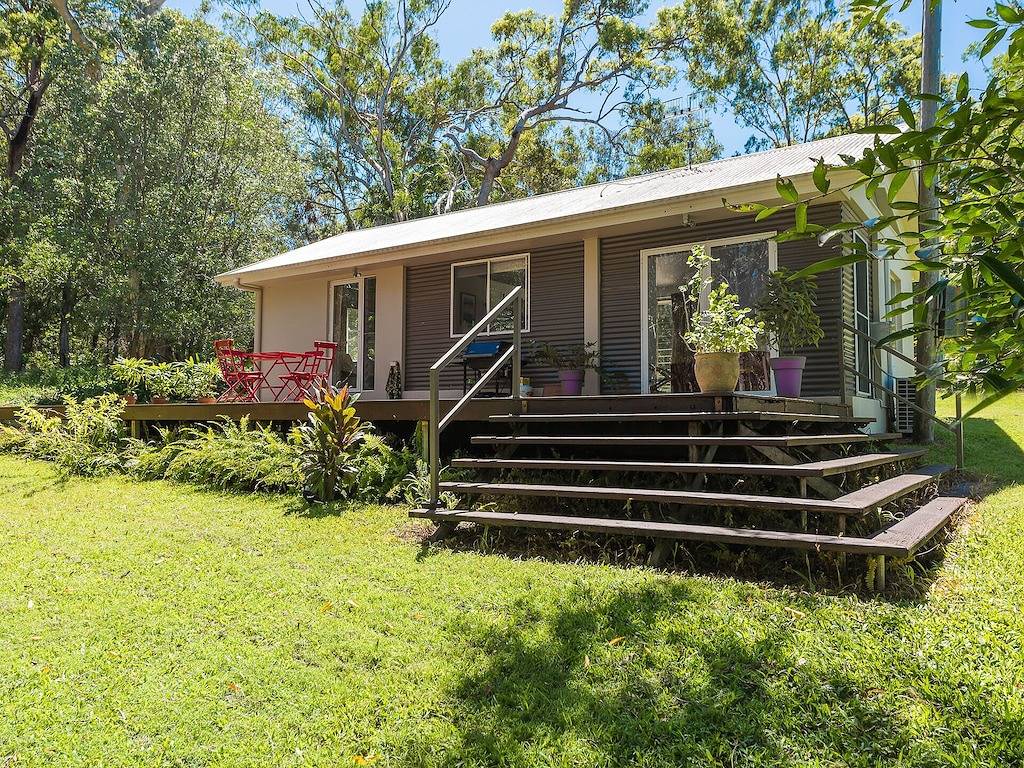 Noosa-Flussuferhäuschen in der australischen Buscheinstellung in Noosa