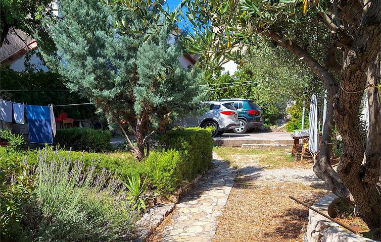 Ganze Ferienwohnung, Apartment am Meer mit Terrasse, Küche und Parkplatz – 1,5 km vom Strand entfernt in Betina, Tisno