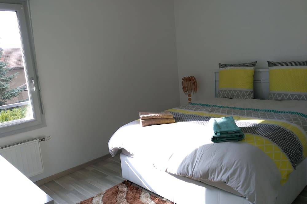 Entire apartment, Nice very bright apartment F3 of 62.5 m² with private parking in Saint-Priest, Rhône