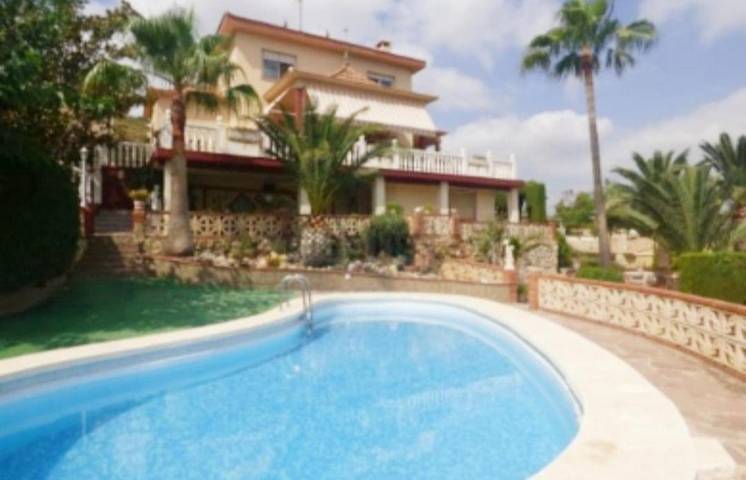 Location de vacances pour 5 personnes, avec terrasse ainsi que vue et piscine, animaux acceptés à Chiva