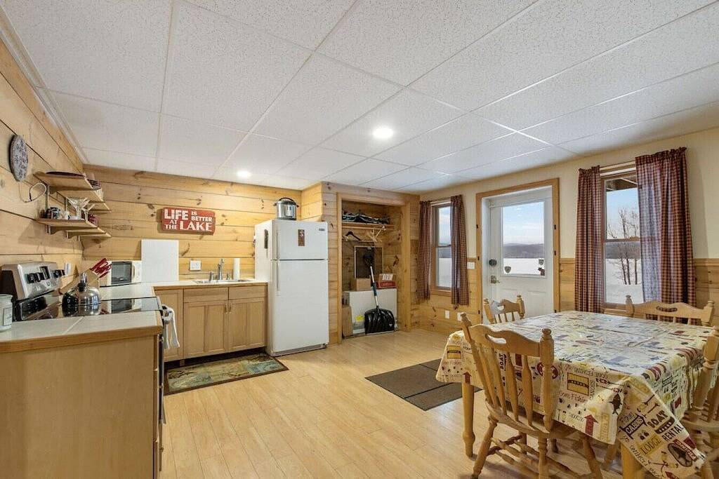 Ganze Wohnung, Atemberaubend am See, moderne echte Blockhütte in Pittsburg (NH), Coös County