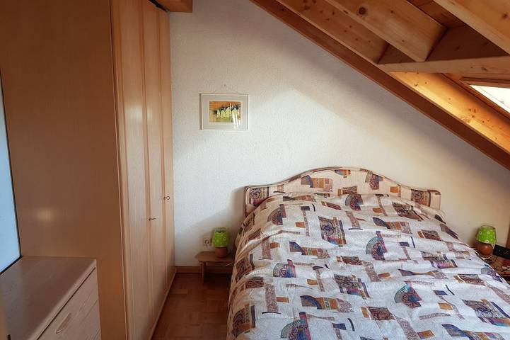 Appartement entier, Panoramic view over Titisee-Neustadt in 2-room top floor apartment with balcony in Neustadt (Titisee-Neustadt), Titisee-Neustadt