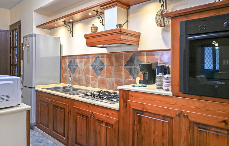 Entire holiday apartment, Menfi Retreat: Spacious Apartment with A/C, Washer & Parking in Menfi, Agrigento Province