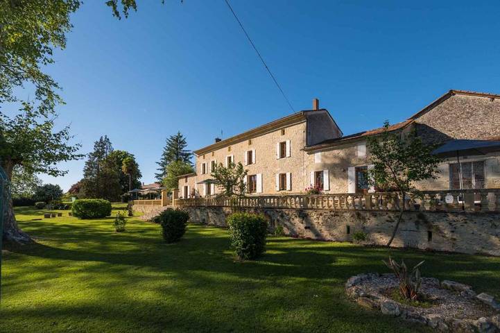 Chambre d’hôte pour 2 personnes, avec Terrasse et Jacuzzi ainsi que Jardin et Bassin pour enfant