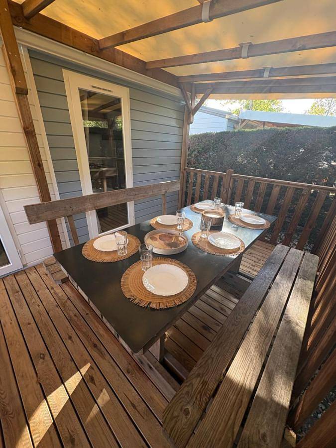 Camping pour 6 personnes, avec terrasse et piscine