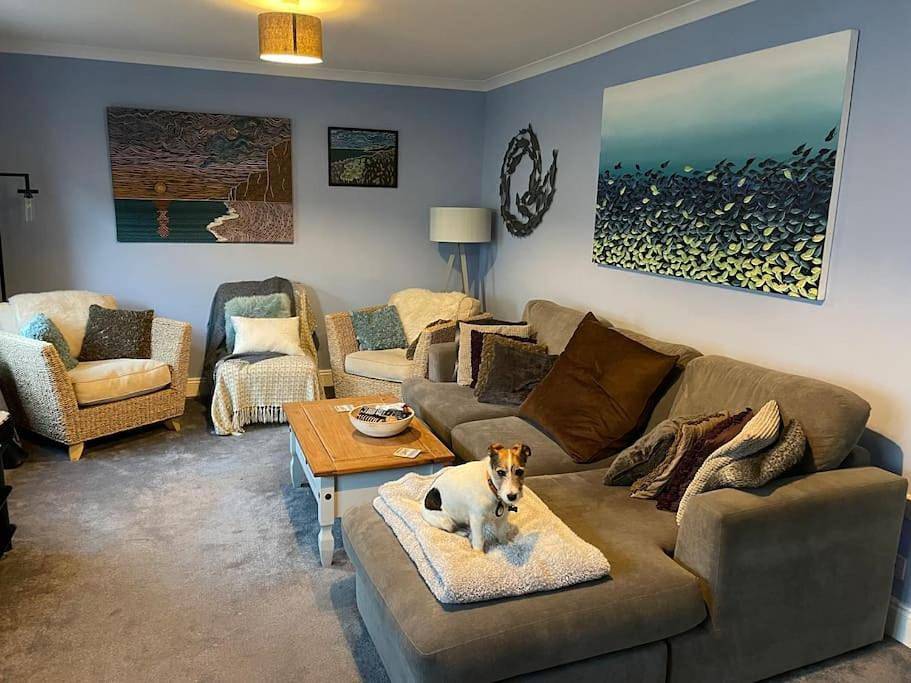Lovely Charmouth cottage with log fire & garden close to beach in Charmouth, Dorset