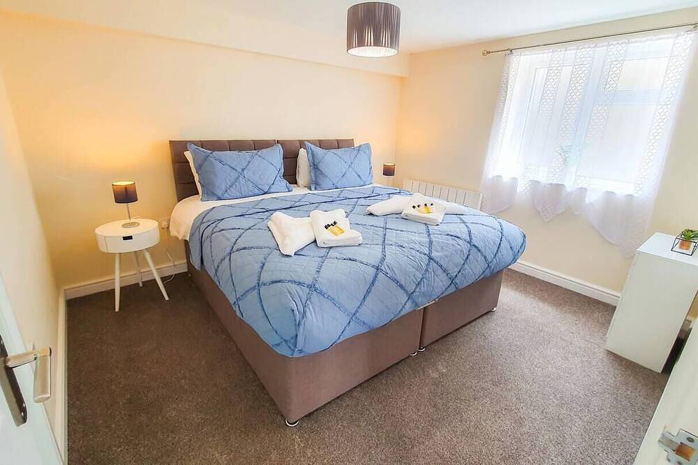 Entire apartment, Blue Orchid in Stroud by Golden Valley in Stroud, Gloucestershire