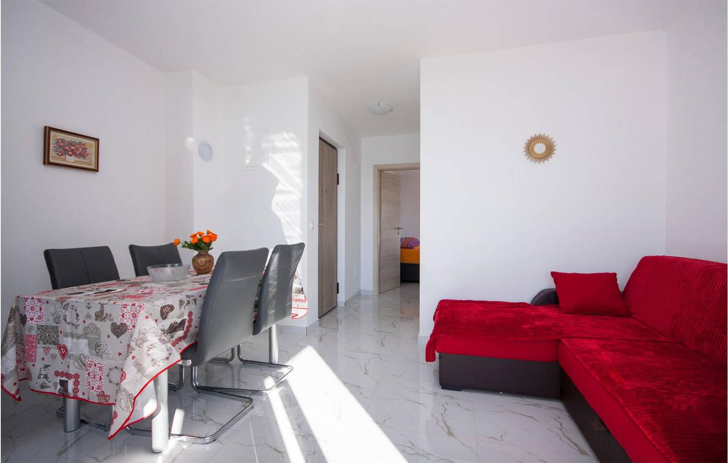 Appartamento intero, Accogliente appartamento con terrazza e Wi-Fi, a 1 km dalla spiaggia! in Razanj, Šibenik-Knin