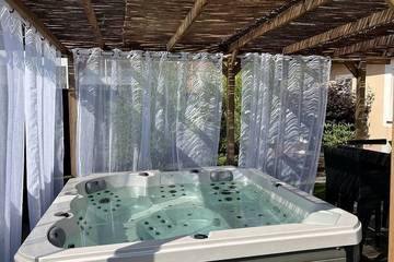 Cottage pour 2 personnes, avec jacuzzi ainsi que terrasse et jardin à Le Barp