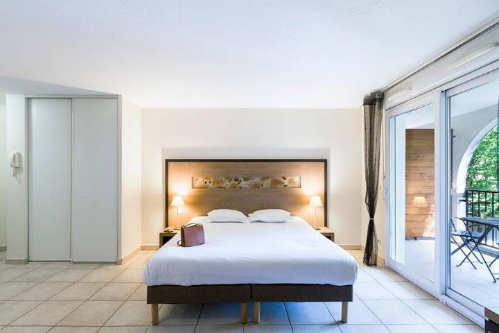 Location de vacances pour 6 personnes, avec piscine ainsi que jardin et terrasse à Rousset - 2