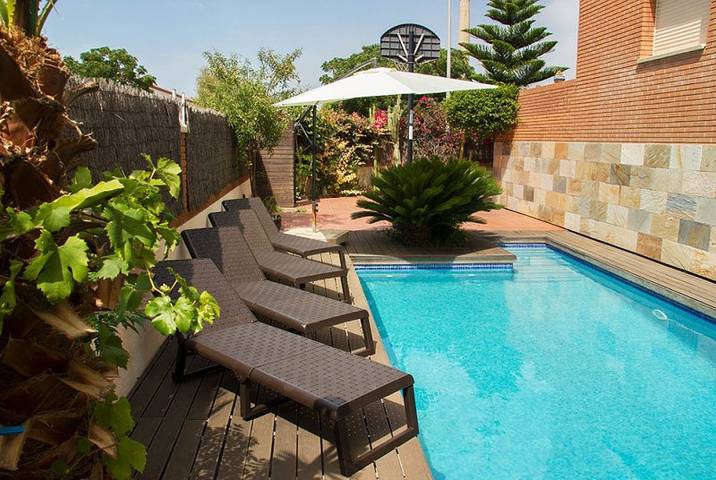 Casa de vacaciones para 9 personas, con jardín y piscina, Familias con niños en Cubellas