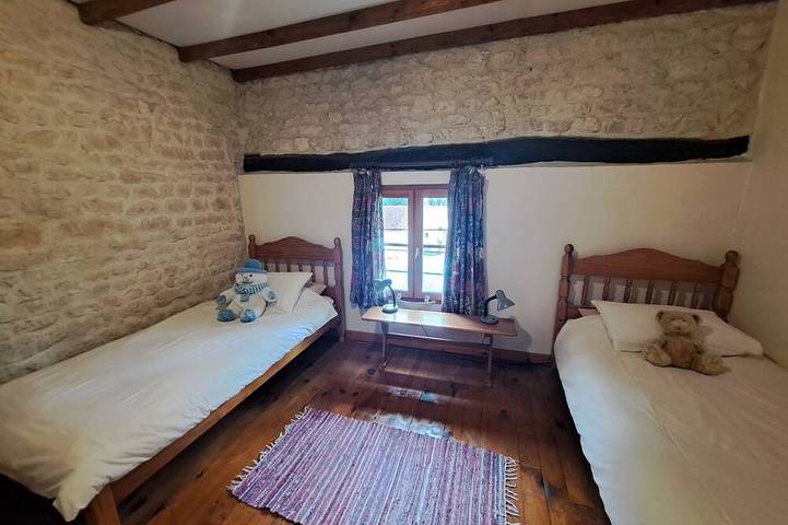 Gîte pour 6 personnes, avec terrasse ainsi que piscine et jardin à Saint-Pierre-de-Juillers - 3