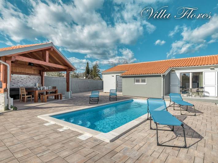 Villa pour 4 personnes, avec terrasse ainsi que jardin et piscine à Kavran