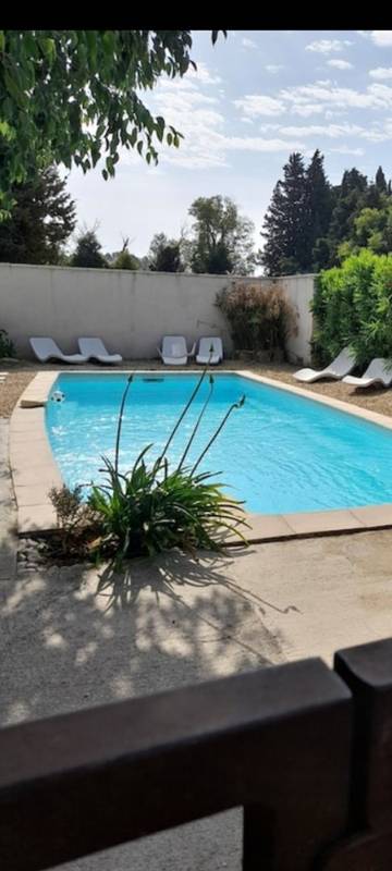 Gîte pour 5 personnes, avec terrasse ainsi que piscine et jardin à Mas-Blanc-des-Alpilles