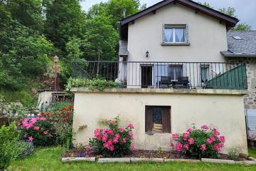 Gîte pour 5 personnes, avec terrasse et jardin, animaux acceptés à Mandailles-Saint-Julien
