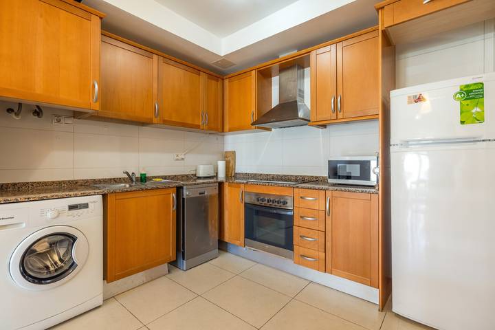 Apartamento entero, Apartamento vacacional "Torredembarra" cerca de la playa con piscina compartida y Wi-Fi in Torredembarra, Costa Dorada
